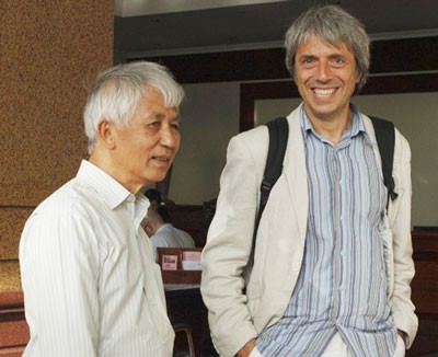 Particle physicist Ngo Thanh Van (L) and other scientist at the conference (Photo: SGGP)